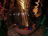 un vase en verre contenant une feuille d'or, posé sur une table
