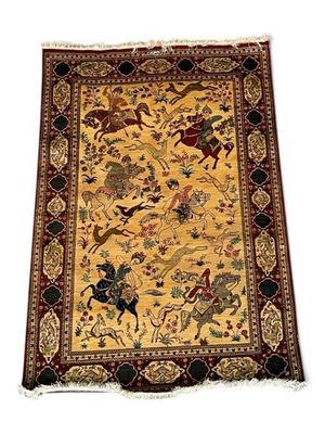 un tapis oriental représentant des chevaux et des cavaliers sur fond jaune