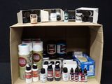 une boîte en carton remplie de différentes sortes de peinture