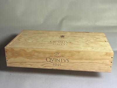 une image représentant une boîte en bois sur laquelle figure une étiquette de vin
