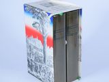 deux livres posés dans une boîte sur une surface blanche