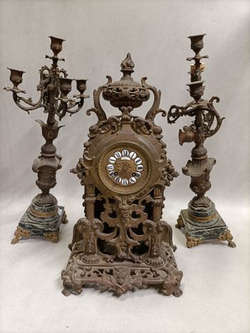 Garniture de cheminée de style Henri II. Accidents et manques. 