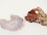 deux petites figurines représentant un homme et une femme à moto