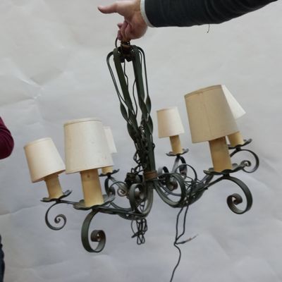 SUSPENSION en fer forgé à six lumières.