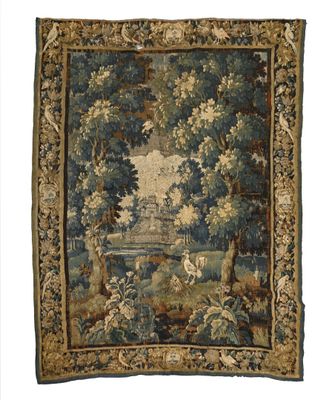 une image représentant une tapisserie accrochée à un mur, sur laquelle figurent des arbres et des animaux