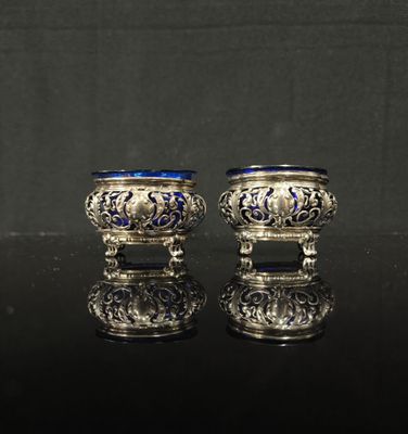 deux vases en verre argenté et bleu posés sur une table