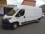 une camionnette blanche garée dans un parking