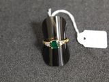 une bague sertie d'une pierre verte et munie d'une étiquette de prix