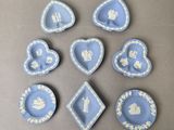 six assiettes bleues et blanches en forme de cœur, ornées de motifs blancs
