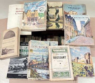 plusieurs livres sont empilés sur une table