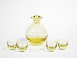 trois verres et une carafe sur la table