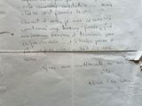 une feuille de papier avec une écriture dessus, posée sur une table