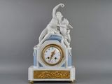 une horloge surmontée d'une statue