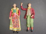 deux figurines d'un homme et d'une femme debout l'un à côté de l'autre