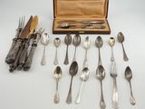 un assortiment d'argenterie comprenant des cuillères, des fourchettes et des couteaux