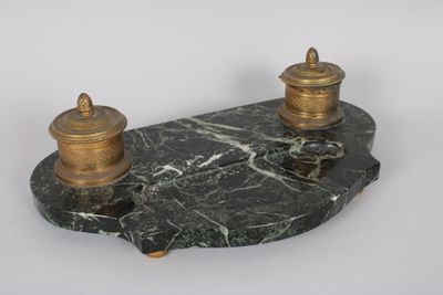 encrier en marbre vert et bronze.