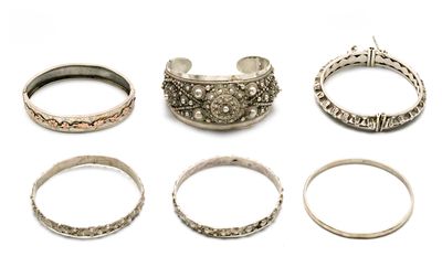 plusieurs types de bagues en argent sur un fond blanc