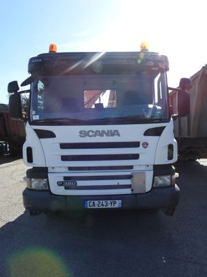 un camion blanc garé sur le parking