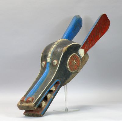 une sculpture représentant un oiseau, réalisée en bois et en métal