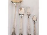un assortiment de couverts comprenant une cuillère, une fourchette et un repose-cuillère