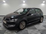 La Volkswagen Golf noire est garée dans une pièce dont le sol est en damier.