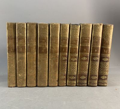 un ensemble de six vieux livres superposés