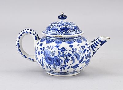 théière en porcelaine bleue et blanche ornée d'un motif floral sur le couvercle
