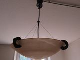 une lumière suspendue au plafond d'une pièce