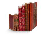 beaucoup de livres empilés les uns sur les autres sur une étagère