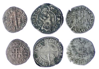 six pièces d'argent de formes et de tailles différentes sur un fond blanc