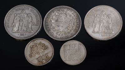 six pièces britanniques différentes sur fond noir