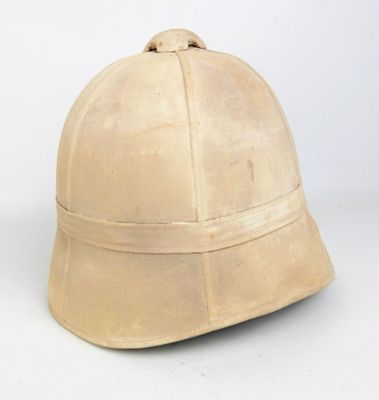 un vieux casque sur une surface blanche avec un fond blanc