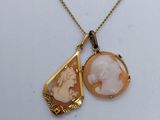 un gros plan sur un collier orné d'une image représentant une femme et un homme