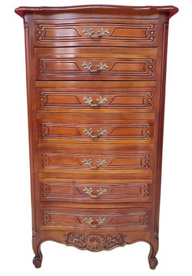 une image d'une commode en bois avec des sculptures ornementales