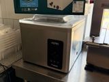une boîte de nourriture posée sur le plan de travail de la cuisine