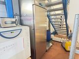 une photo d'une cuisine avec un réfrigérateur et un escalier