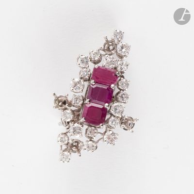 une image représentant une broche en rubis et diamants sur fond blanc