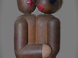 figurine en bois représentant un homme et une femme enlacés