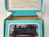 une boîte contenant un petit train, posée sur une table