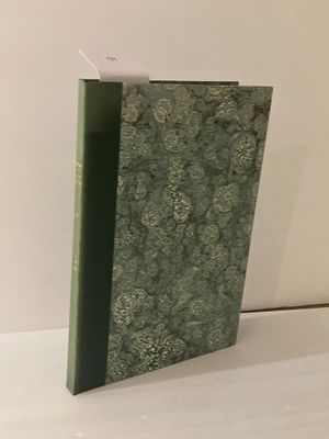 le livre est posé sur une surface blanche et a une couverture verte