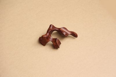 deux morceaux de bois posés sur une table
