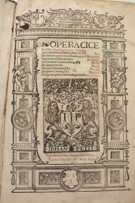 un vieux livre avec l'image d'un lion dessus