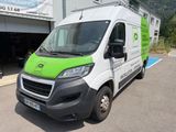 une camionnette verte et blanche garée devant un immeuble