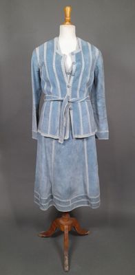 Ensemble en daim bleu clair orné de galons au crochet assort…