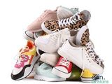 une pile de chaussures empilées les unes sur les autres