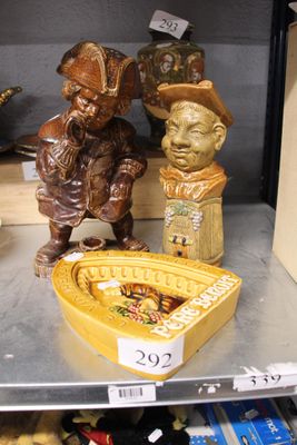 une étagère sur laquelle sont disposés de nombreux objets variés