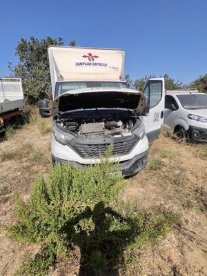 une camionnette blanche garée dans l'herbe