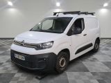 la camionnette blanche est garée dans une pièce au sol en damier