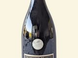 une bouteille de vin posée sur une table