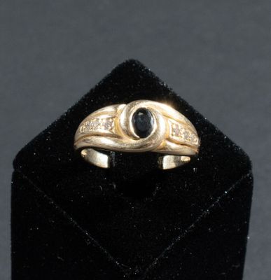 Bague turban en or jaune 750/°°° ornée d'un saphir ovale épa…